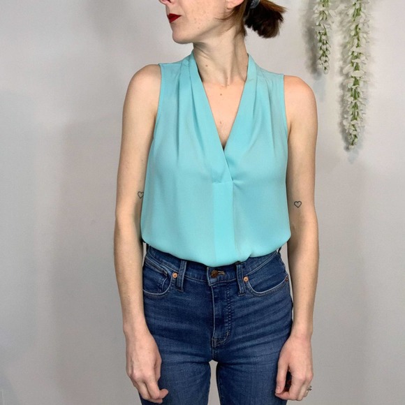 NWOT VINCE CAMUTO sleeveless v-neck blouse high low hem - Picture 2 of 11